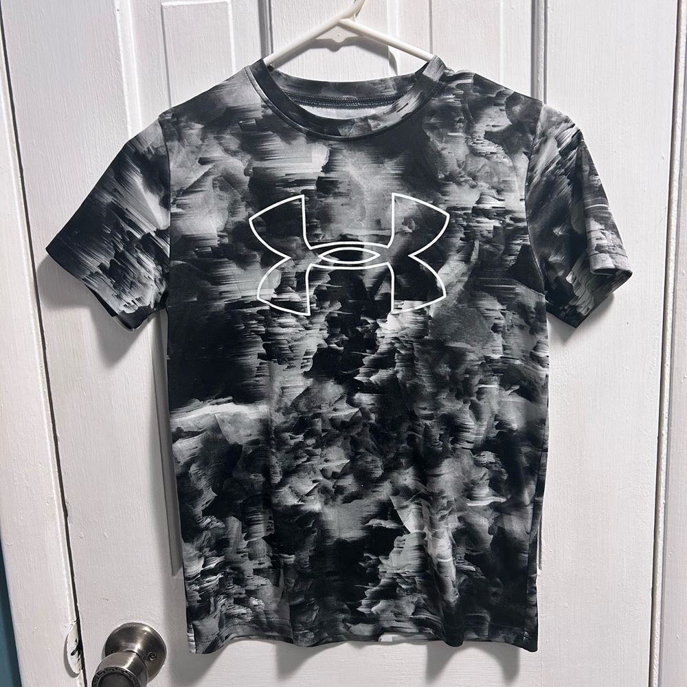 Under Armour Youth M Black and Gray Shirt